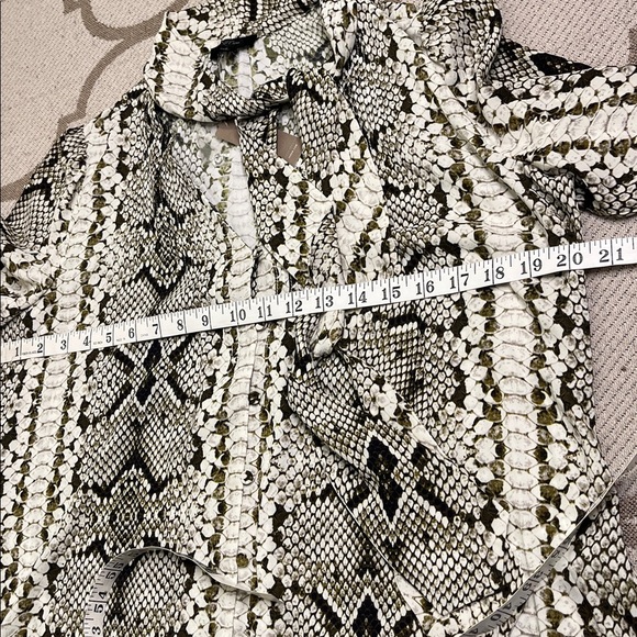 J. Crew Drapey tie-neck top in snakeskin print long sleeve blouse, size 8 - Picture 7 of 11